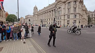 The Armed Police Stand in Front of the Horse Guards and Ask Tourists to "Get Out of the Road!"