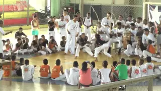 Grupo de capoeira realiza batizado e troca de cordas de crianças