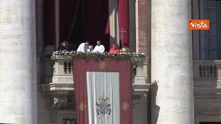 Papa Francesco, la benedizione Urbi et Orbi: «Buona Pasqua a tutti, con la gioia nel cuore»