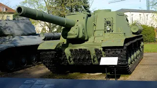 Sowjetische gepanzerte selbstfahrende Lafette ISU-152  im Museum Berlin-Karlshorst