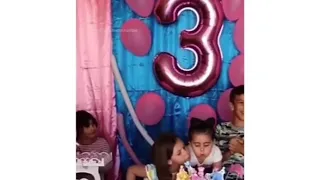 Niña del pastel enojada en su cumpleaños porque le soplan su vela🤣🤣- TIKTOK