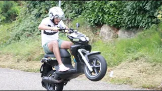 JE FAIS DES WEELING AVEC LE STUNT A MOMO..IL MA CHOQUER..