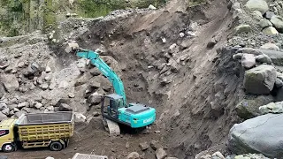 The operator must look for black sand to fulfill the truck driver's wishes