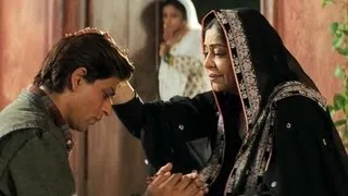 Mere Desh Ki Har Maa, Aap Jaisi Zaroor Hai | Scene | Veer-Zaara | Shah Rukh Khan, Kirron Kher, Divya