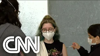 Anúncio de suspensão de vacina para adolescentes gera medo, diz infectologista | CNN Sábado