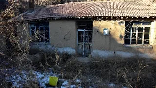 The unemployed man returned to the countryside to clear weeds and renovate old houses