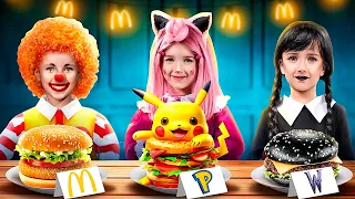 ¡Cómo colar comida de McDonald's en las películas! ¡Merlina Addams en la vida real!