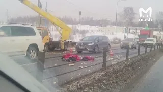 В Подмосковье грузовик врезался в автовышку - рабочий погиб