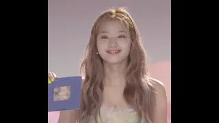 Sana moving her head with the Holographic card