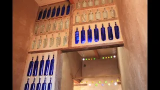 Pared de botellas de vidrio en estructura de madera parte 2