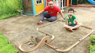 LUCAS E SEU GATINHO BRINCAM COM A SUPER PISTA FEITA DE PAPELÃO