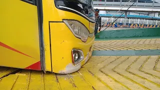 bemper bus nyangkut di pintu kapal,