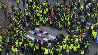 Yellow vests protest gets violent at Champs Elysée