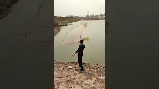 How to throw a Cast net, Fishing nets, Catch Many Of Fish In The Lake 33