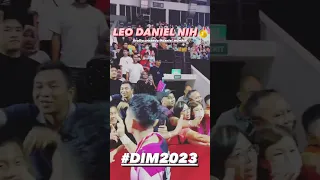 Leo Carnando/Daniel Marthin tos-tosan dengan penonton ditribun setelah Juara Indonesia Masters 2023