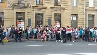 Беларусь, не успевшие проголосовать в Петербурге, протестуют у консульства