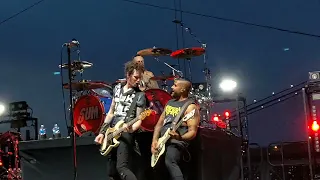 Sum 41 Live Cover QUEEN WE WILL ROCK YOU Live 08-25-22 The Rooftop at Pier 17 NYC 4K