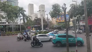 Frühstückskaffeeklatsch im Kreisverkehr von Nah Trang / Vietnam am 29.01.24