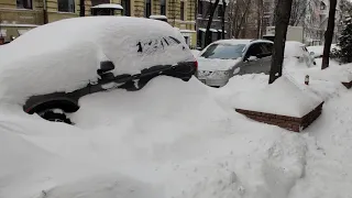 Киев. Прогулка. Зима. Город завален снежными сугробами и завалами по всем улицам в районах столицы.