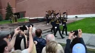 Смена Почетного караула у могилы Неизвестного солдата. Александровский сад, Москва.