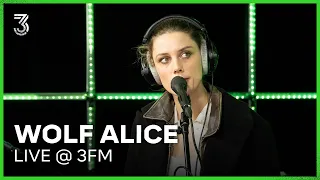 Wolf Alice met ‘Lipstick On The Glass’, ‘No Hard Feelings’ & ‘How Can I Make It OK?’ | 3FM Live Box