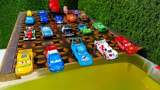 Disney Pixar Cars : Lightning Mcqueen, Tow Mater, Sally, Sarge, DJ, Miles, Guido, Fillmore