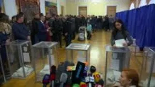 Current President Petro Poroshenko casts his vote