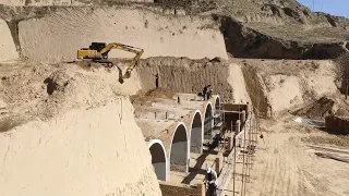 西北農村幾十萬的水泥窯洞大工程，今天裝載機開始填土