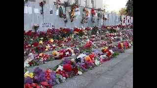 2 мая. Одесситы несут цветы к Дому профсоюзов на Куликовом поле.