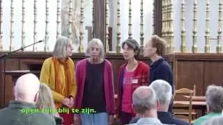 Contact & muziek zingt 'Help elkaar sociaal te zijn' in de Jacobikerk in Utrecht