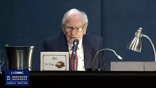 Warren Buffett says AI scamming will be the next big 'growth industry'