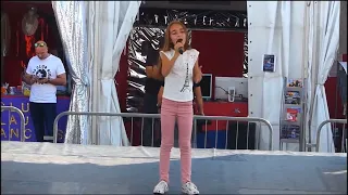 Angélina chante "Lost on you" à la Foire de Marseille (2017)