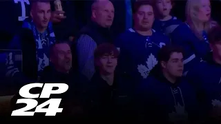 Maple Leafs fans sing American national anthem after microphone malfunctions