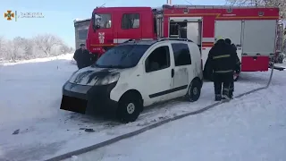 На Глухівщині ліквідовуючи загоряння гаража, вдалось врятувати автомобіль