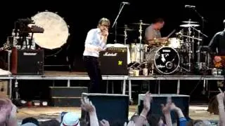 Pulp - Common People (live at Glastonbury Festival 2011)