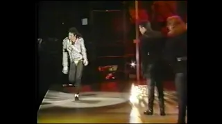 Michael Jackson Cuts finger On stage *RARE*