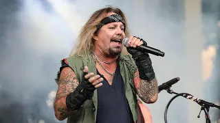 VINCE NEIL Caught Lip-Syncing At MÖTLEY CRÜE Concert