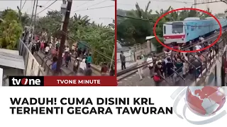 Detik-detik KRL Mendadak Berhenti Akibat Tawuran Remaja | tvOne Minute