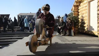 Ряженые и кузнецы встречают гостей центральных площадок «Московской Масленицы»