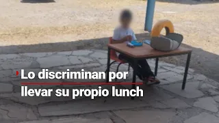 ¡Lo sacaron del comedor por llevar su propio lunch! Come solito en el patio ¡INDIGNANTE!