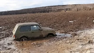 Niva off-road. How we stick in the creek