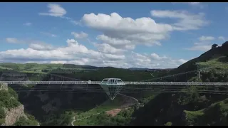 Стеклянный мост с подвесным кафе открыли в Грузии