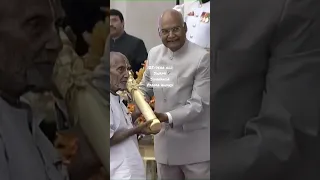 125-year old Swami Sivananda PM Modi bow down before each other at Padma award function|#viral #sad