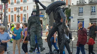 Alien Street Entertainer | Levitation Trick | Madrid Spain