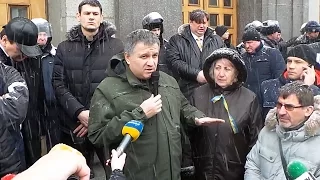Арсен Аваков выступил перед активистами, пикетирующими сессию горсовета (Харьков, 21.01.15)