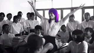 En esta escuela no se permite el color, pero una chica se tiñe el cabello