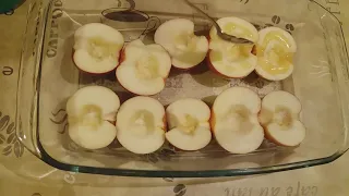 Яблоки печеные в духовке с медом и сахаром.