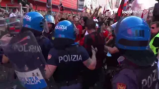 Un cordone di agenti respinge i tifosi durante la festa per lo scudetto del Milan