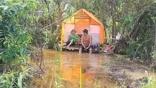 Camping hujan deras mencari ikan di rawa penuh lintah
