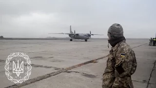 Руління військово-транспортного літака Ан-26 456-ї БрТрА ЗСУ після приземлення